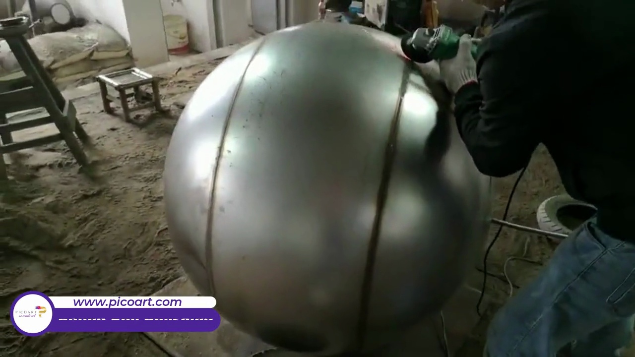Mirror-Finish Stainless Steel Sphere Fountain for Water-Feature Projects