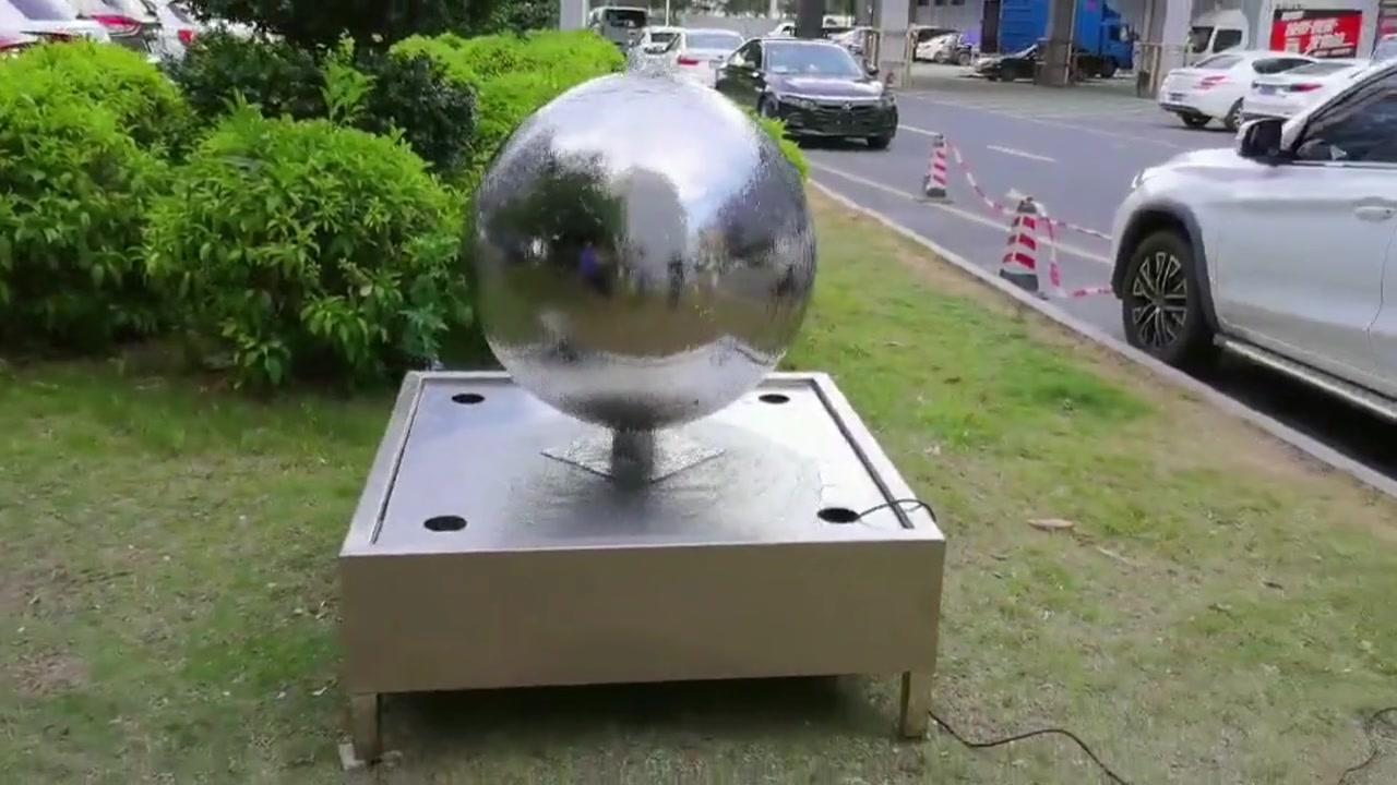 Mirror-Finish Stainless Steel Sphere Fountain for Water-Feature Projects