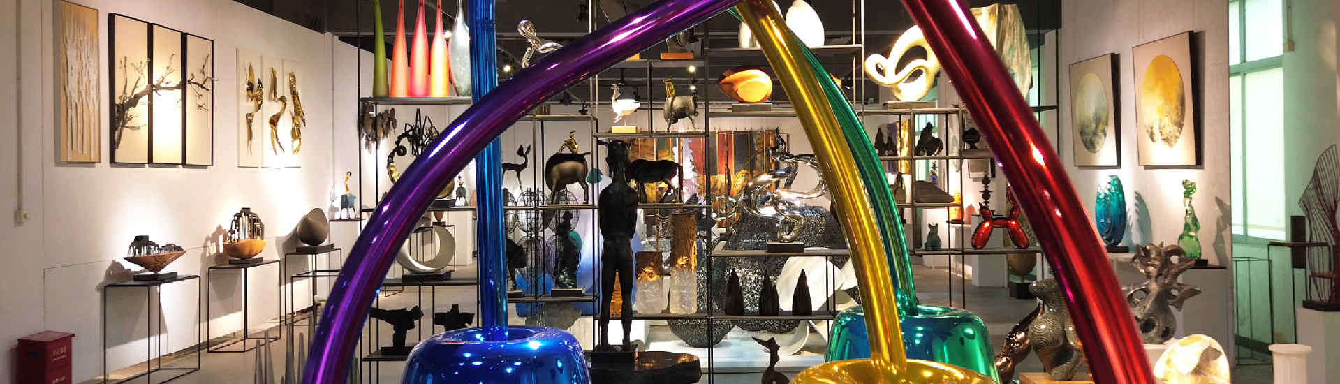 Custom sculpture and decorative art showroom for hospitality and commercial projects